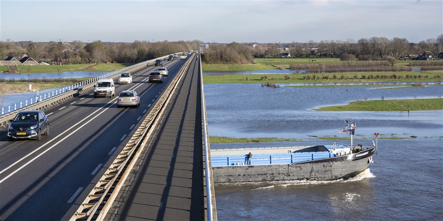 brug met auto’s over de rivier de IJssel
