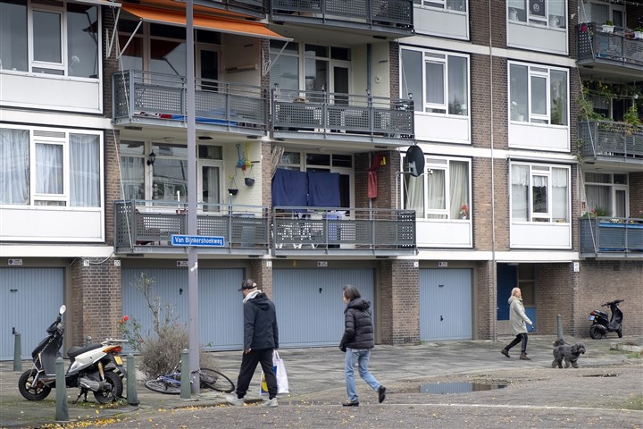 Armoedige galerij flats in de wijk Schiebroek Zuid in Rotterdam.