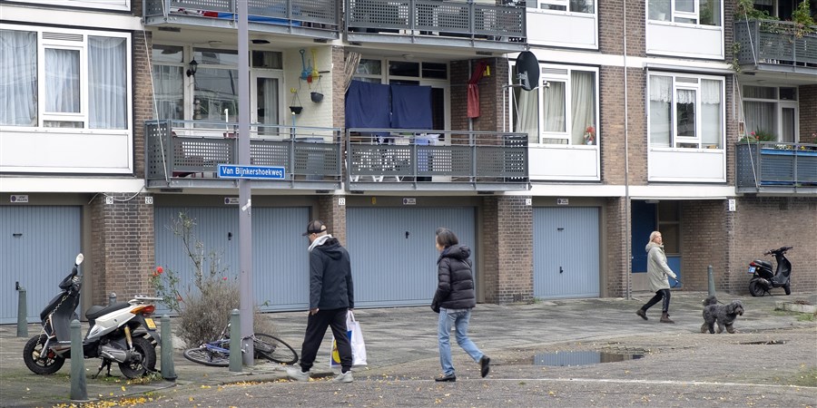 Armoedige galerij flats in de wijk Schiebroek Zuid in Rotterdam.