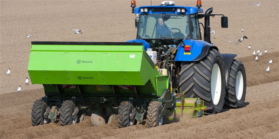 Een gps gestuurde trekker tijdens het aardappelpoten