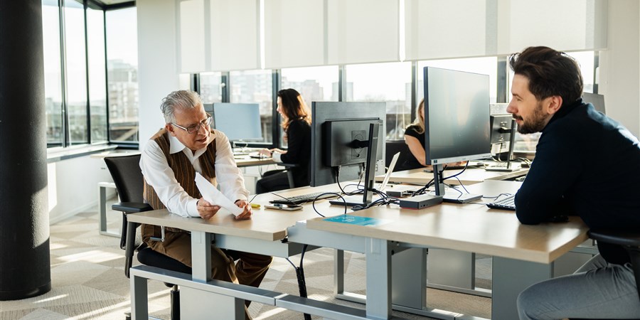 Collega’s van het CBS in Heerlen in gesprek met elkaar