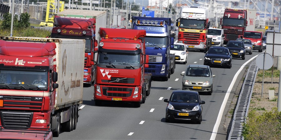 vrachtwagens en auto's op de nederlandse autosnelweg