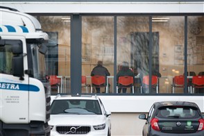  De Heerlense vestiging van CBS, met op de voorgrond een bord met het CBS-logo en de tekst "Centraal Bureau voor de Statistiek".