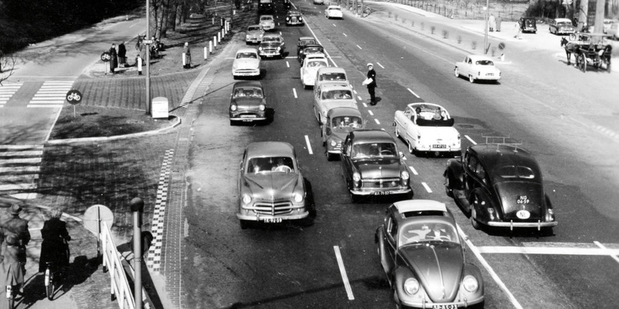 File op de Wassenaarseweg, 1 april 1956