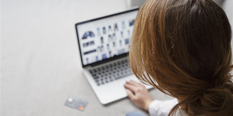 Jonge vrouw koopt online