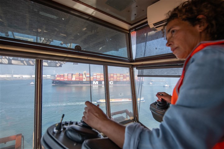 Containers worden verscheept bij de grootste containeroverslag van Europa