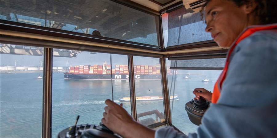 Containers worden verscheept bij de grootste containeroverslag van Europa