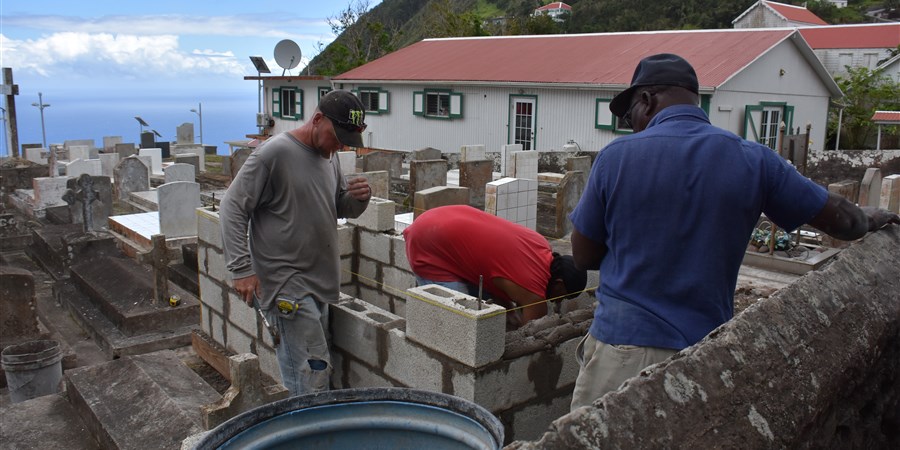 Men build house on Saba