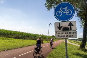 The F325 cycle highway provides a fast cycle route from Arnhem to Nijmegen