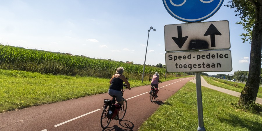 The F325 cycle highway provides a fast cycle route from Arnhem to Nijmegen