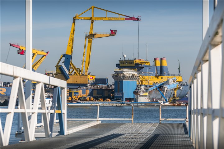 gele kranen; schepen; goederentrein; containers in haven van Rotterdam.