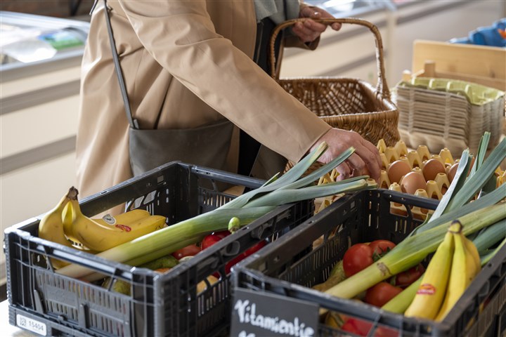 Groenten en fruit op een marktkraam