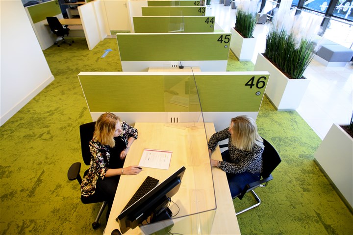 Een UWV medewerkster  in gesprek met een client