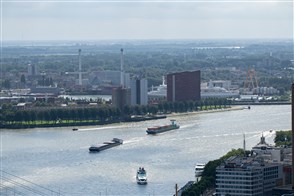 Schepen op de Maas in Rotterdam