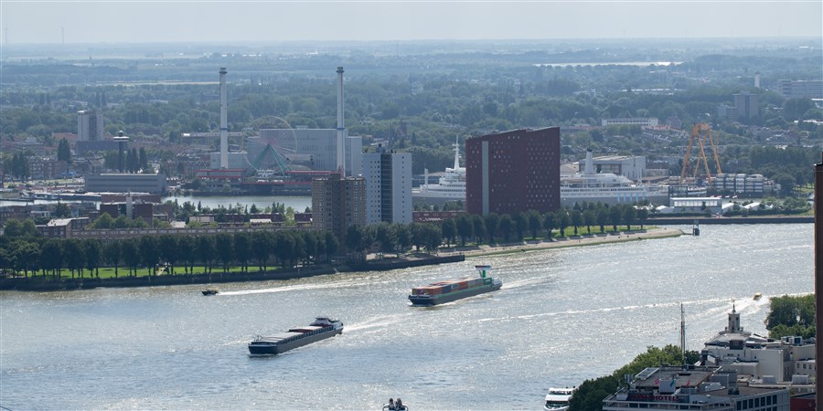 Schepen op de Maas in Rotterdam