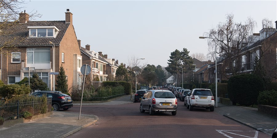 Auto slaat af in een straat in Duttendel, Den Haag.