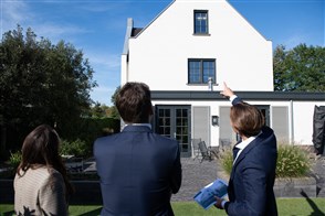 makelaar aam het werk
