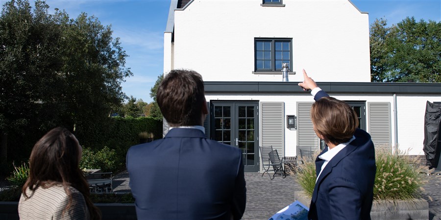 makelaar aam het werk