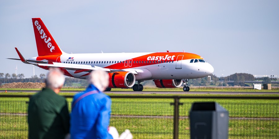 Een vliegtuig van prijsvechter EasyJet landt op de polderbaan van Schiphol.