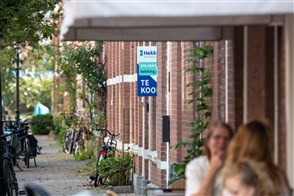  De Heerlense vestiging van CBS, met op de voorgrond een bord met het CBS-logo en de tekst "Centraal Bureau voor de Statistiek".