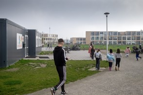  De Heerlense vestiging van CBS, met op de voorgrond een bord met het CBS-logo en de tekst "Centraal Bureau voor de Statistiek".