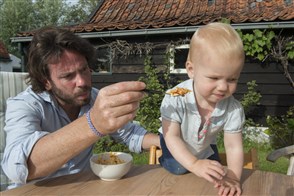Nederland, Sluis, 20140809. Meisje van 1 jaar eet een bakje met pasta. Foto; Sabine Joosten/Hollandse Hoogte