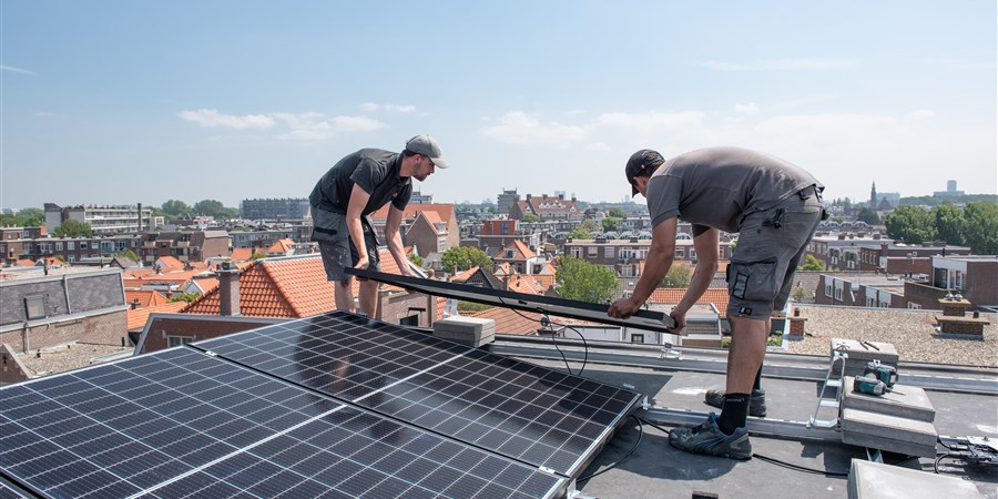 Mannen installeren zonnepanelen