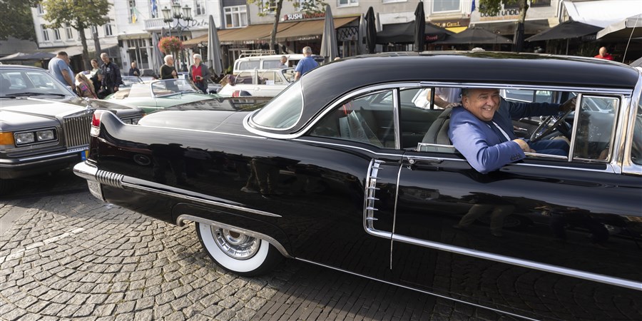 Sittard Klassiek (old timer rally), een mystery guest wordt in een Cadillac rondgereden door de burgemeester