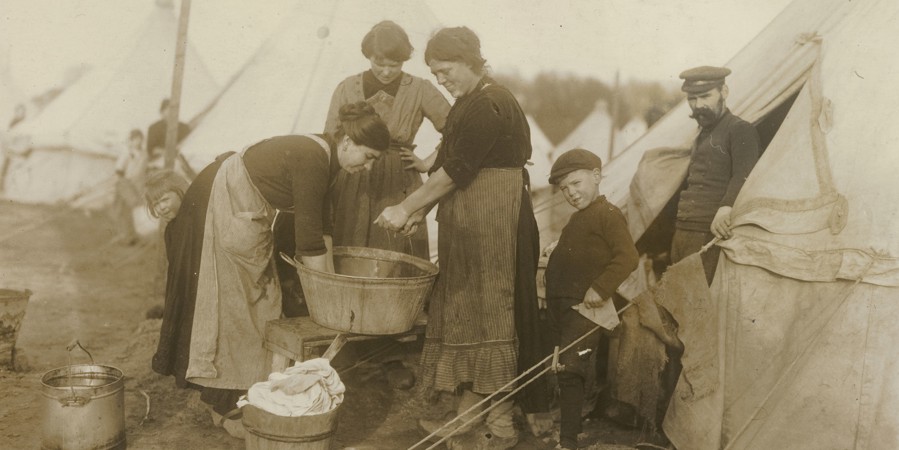 Belgische vluchtelingen, ondergebracht in een tentenkamp, doen de was. | Nationaal Archief
