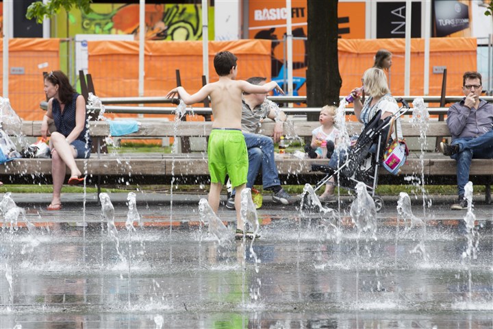 Kind speelt in waterfontein in het centrum van Tilburg