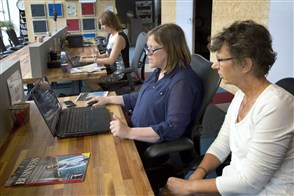Vrouwelijke ondernemers bekijken bezorgd op een laptop de plannen van minister Dijsselbloem.