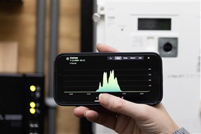Gebruiker leest stroomopbrengt af van smartphone
