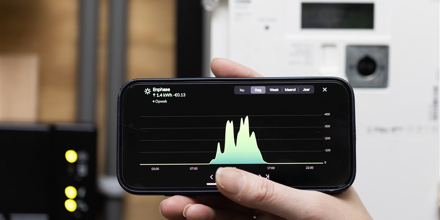 Gebruiker leest stroomopbrengt af van smartphone
