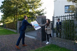  De Heerlense vestiging van CBS, met op de voorgrond een bord met het CBS-logo en de tekst "Centraal Bureau voor de Statistiek".