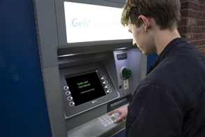 Jongere bij geldautomaat met ontoereikend saldo