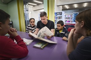 Man leest voor aan kinderen in een bibliotheek