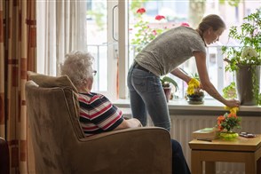 Oudere dame krijgt huishoudelijke hulp om langer zelfstandig te kunnen blijven wonen