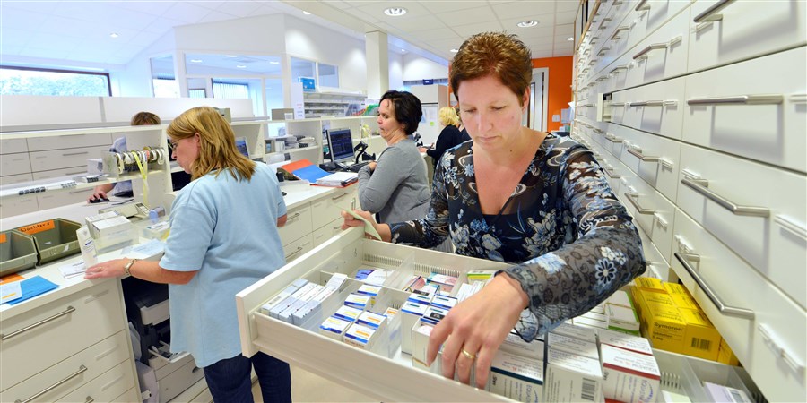 apothekersassistente  aan het werk in apotheek