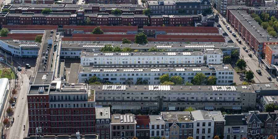 Stadsbeeld Den Haag, gezien vanaf het dakterras van de Strijkijzer