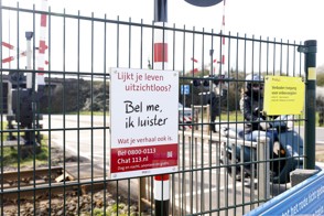 Bordjes van 113 langs de spoorlijn tussen Gorinchem en Dordrecht.