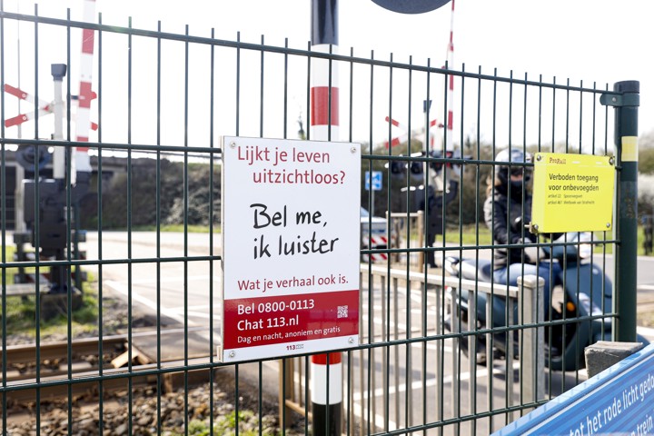 Bordjes van 113 langs de spoorlijn tussen Gorinchem en Dordrecht.