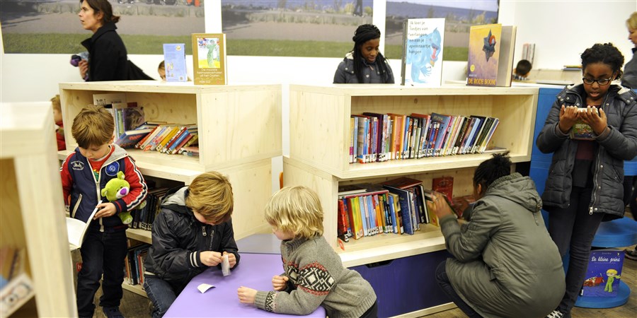 Kinderen en ouders in bibliotheek