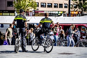Rotterdam - Politie agenten surveilleren door het centrum, op de markt