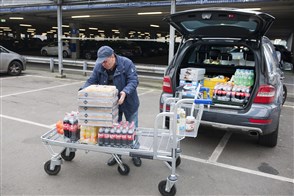  De Heerlense vestiging van CBS, met op de voorgrond een bord met het CBS-logo en de tekst "Centraal Bureau voor de Statistiek".