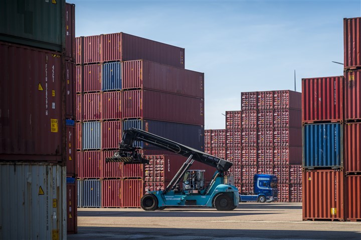Opslagterrein met containers met een heftruck