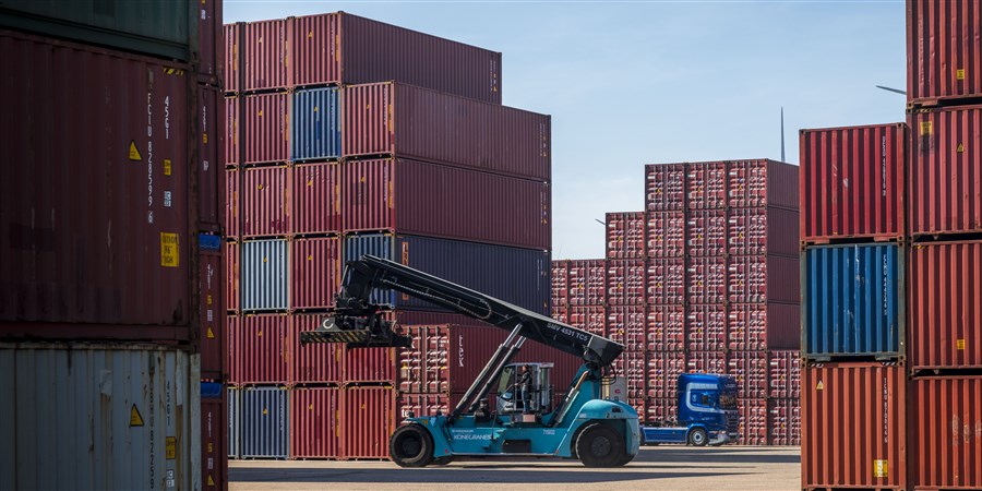 Opslagterrein met containers met een heftruck