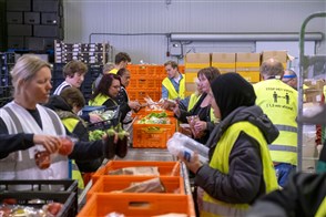 Vrijwilligers aan het werk bij een voedselbank