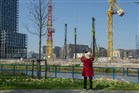 Vrouw maakt foto van nieuwbouwproject in Amsterdam-Noord.