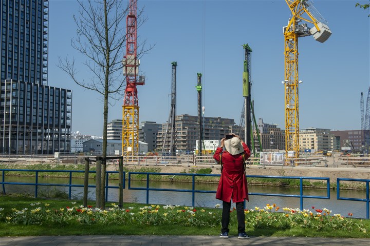 Vrouw maakt foto van nieuwbouwproject in Amsterdam-Noord.
