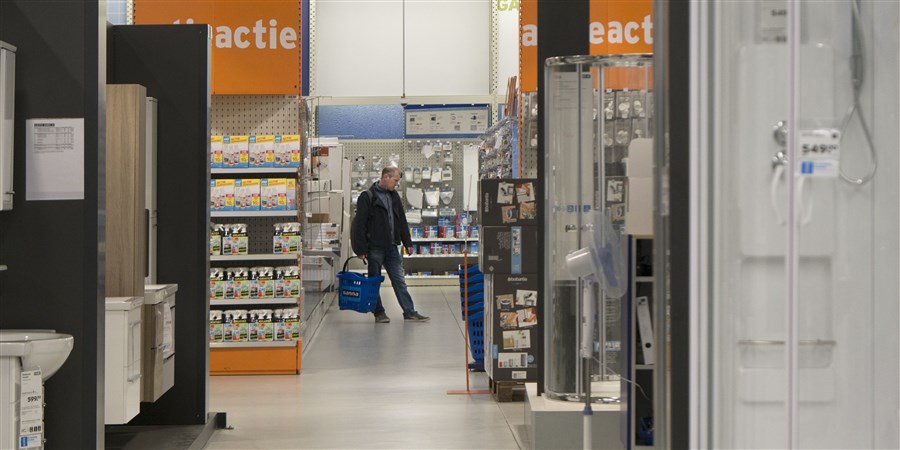 Vrouw doet boodschappen in een supermarkt met een boodschappenkar